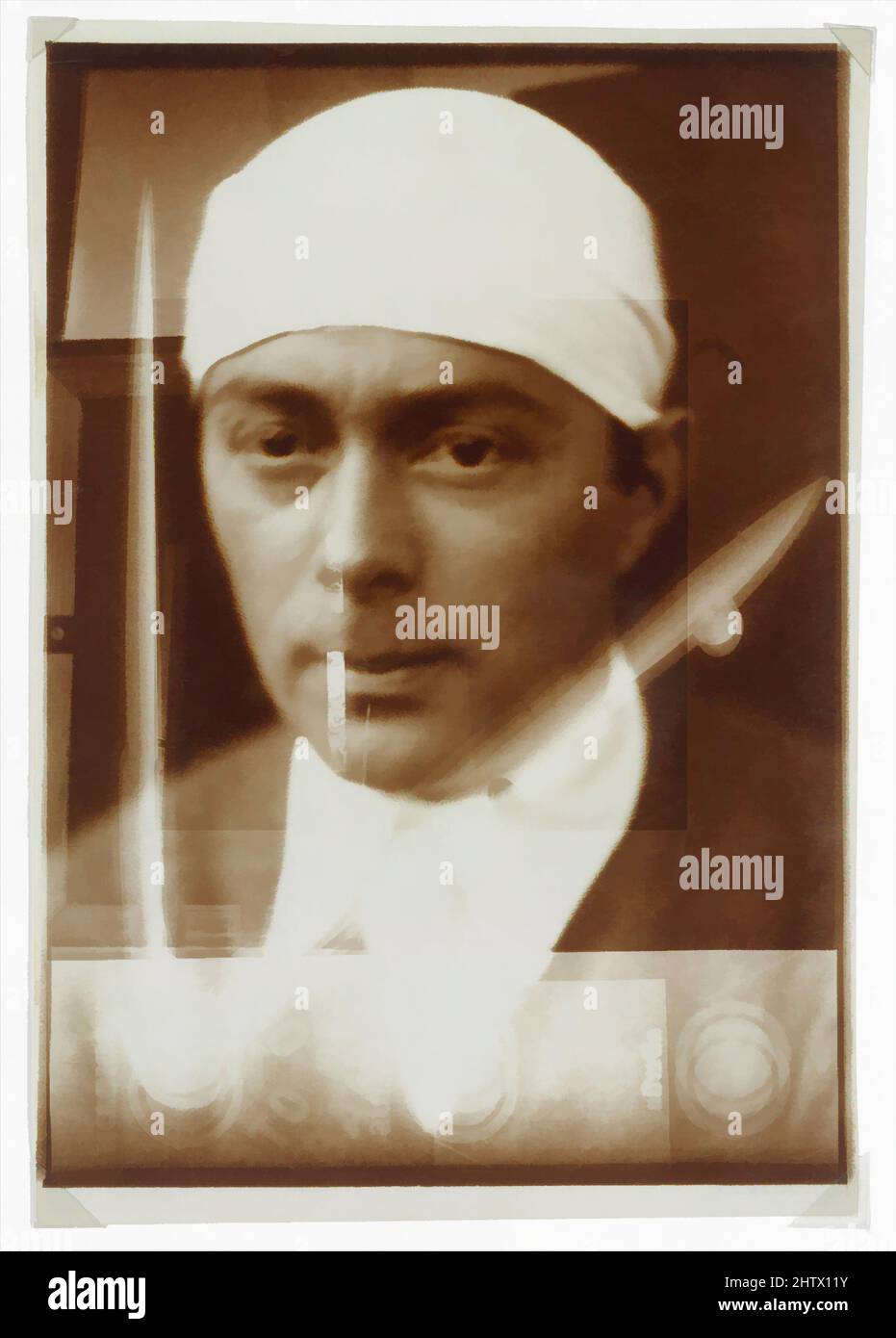 Art Inspired by Self-Portrait, 1924–25, Silbergelatine-Druck, Bild: 17,3 x 12,1 cm (6 13/16 x 4 3/4 in.), Fotografien, El Lissitzky (Russisch, Pochinok 1890–1941 Moskau), vor dem Ausbruch des Ersten Weltkriegs und seiner Rückkehr nach Russland studierte El (Lazar Mordukowitsch) Lissitzky Architektur, Klassische Werke, die von Artotop mit einem Schuss Moderne modernisiert wurden. Formen, Farbe und Wert, auffällige visuelle Wirkung auf Kunst. Emotionen durch Freiheit von Kunstwerken auf zeitgemäße Weise. Eine zeitlose Botschaft, die eine wild kreative neue Richtung verfolgt. Künstler, die sich dem digitalen Medium zuwenden und die Artotop NFT erschaffen Stockfoto