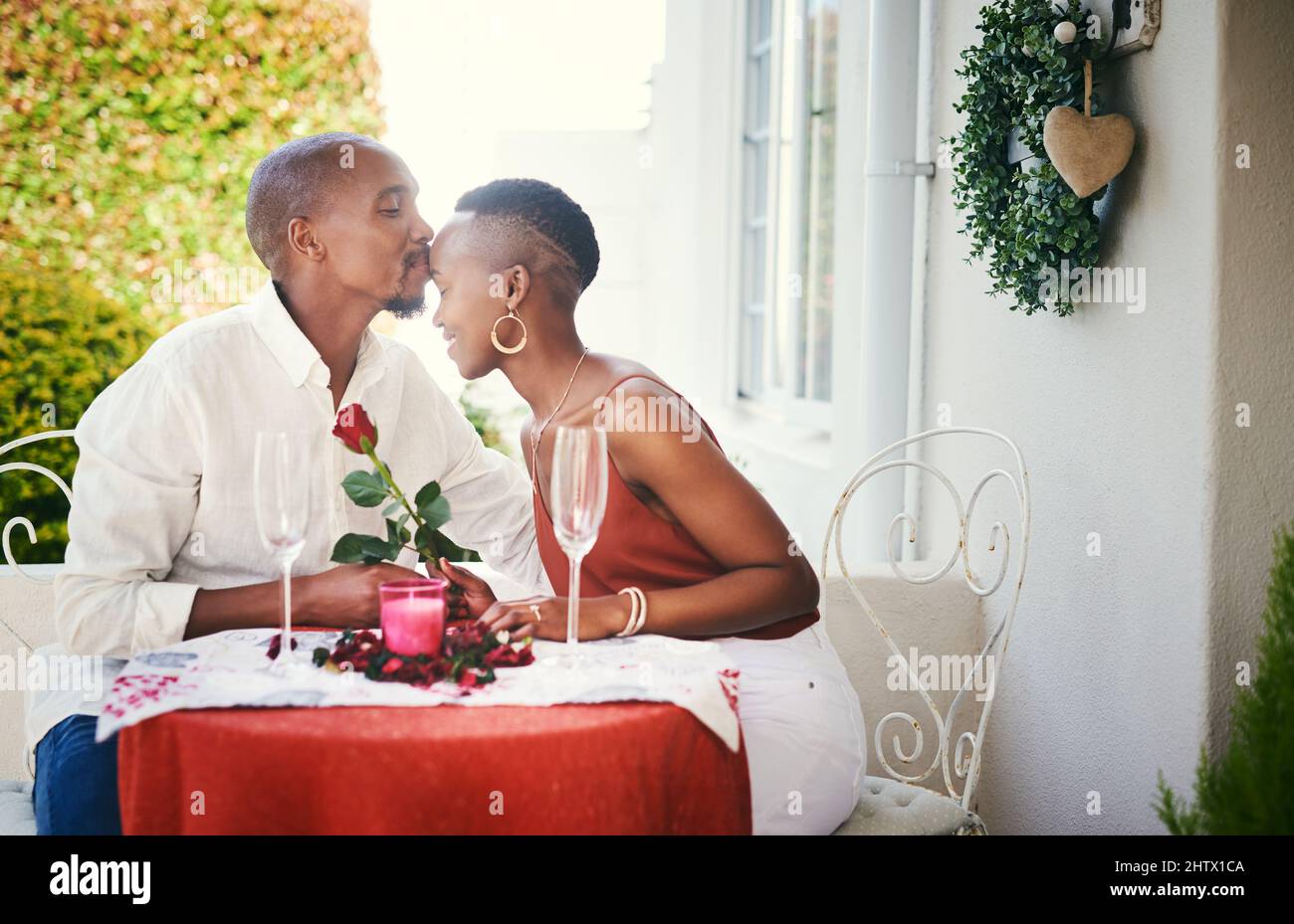 Sie verdienen es, wie Könige behandelt zu werden. Eine kurze Aufnahme eines glücklichen jungen Paares, das ein romantisches Abendessen im Freien hat. Stockfoto