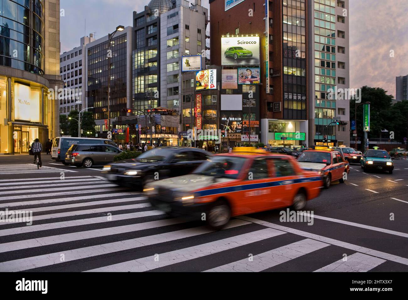 Unschärfe von Taxis bei Dämmerung Omotesando Tokyo Japan 3 Stockfoto