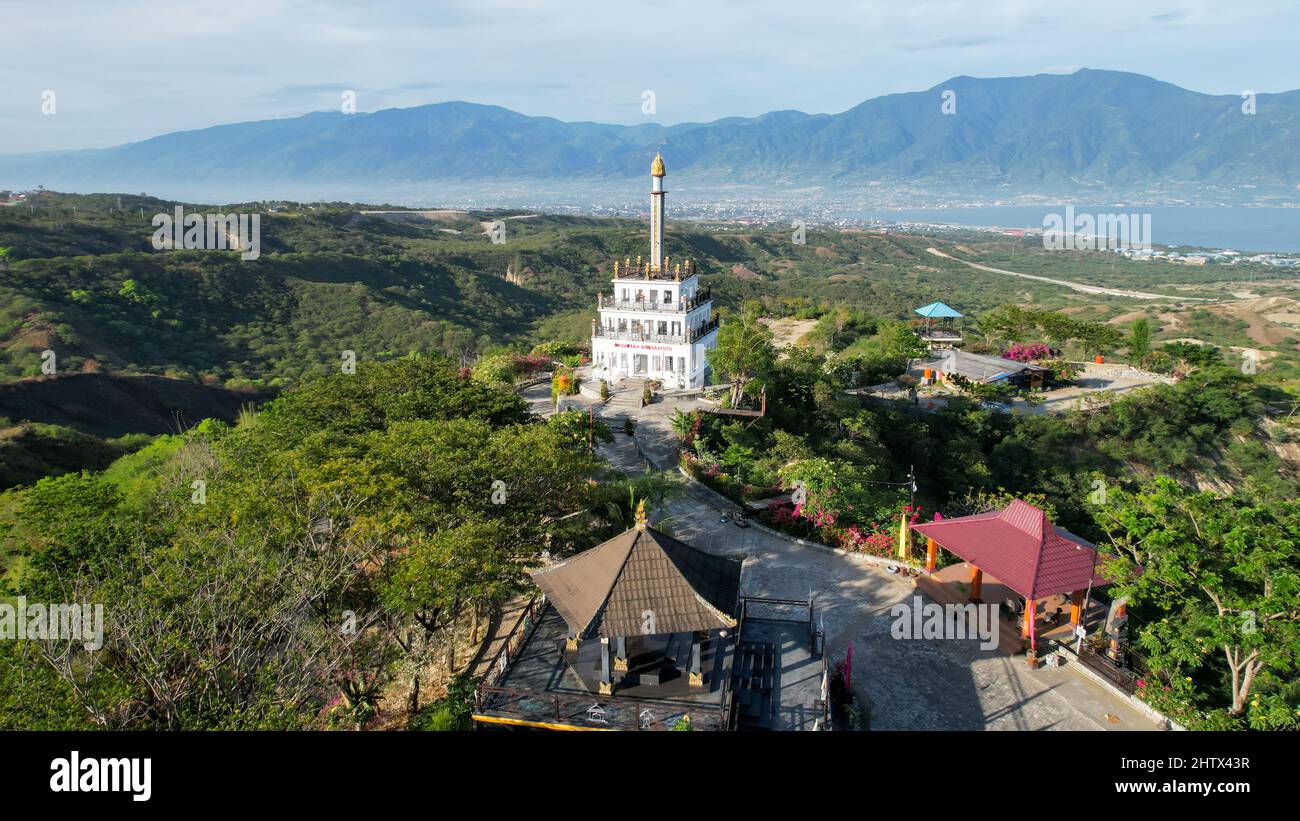 Luftaufnahme der hügeligen Gegend von Tondo Village in der Nähe der Palu Bucht. Das Hotel liegt im Zentrum von Sulawesi. Palu, Indonesien, 3. März 2022 Stockfoto