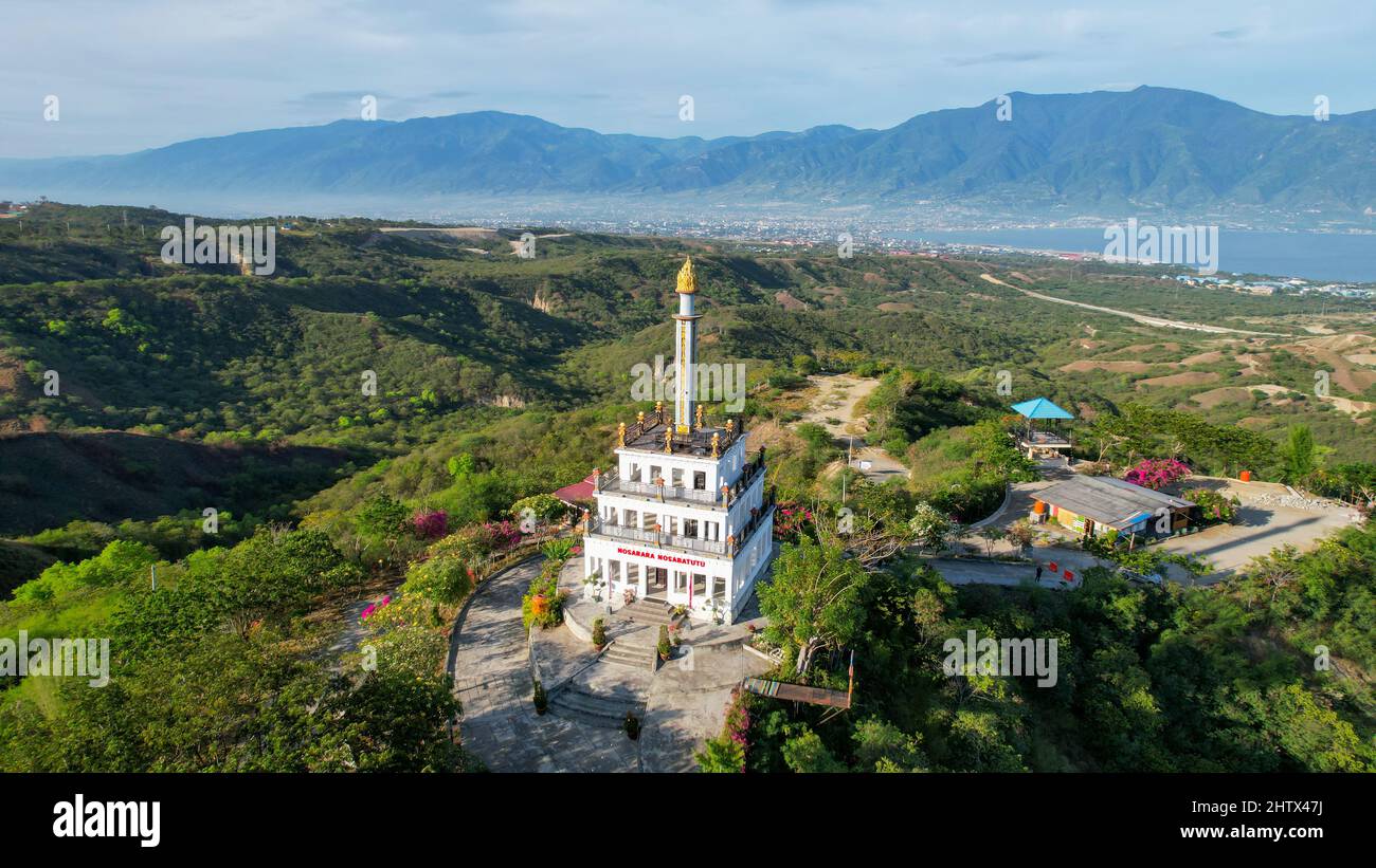 Luftaufnahme der hügeligen Gegend von Tondo Village in der Nähe der Palu Bucht. Das Hotel liegt im Zentrum von Sulawesi. Palu, Indonesien, 3. März 2022 Stockfoto