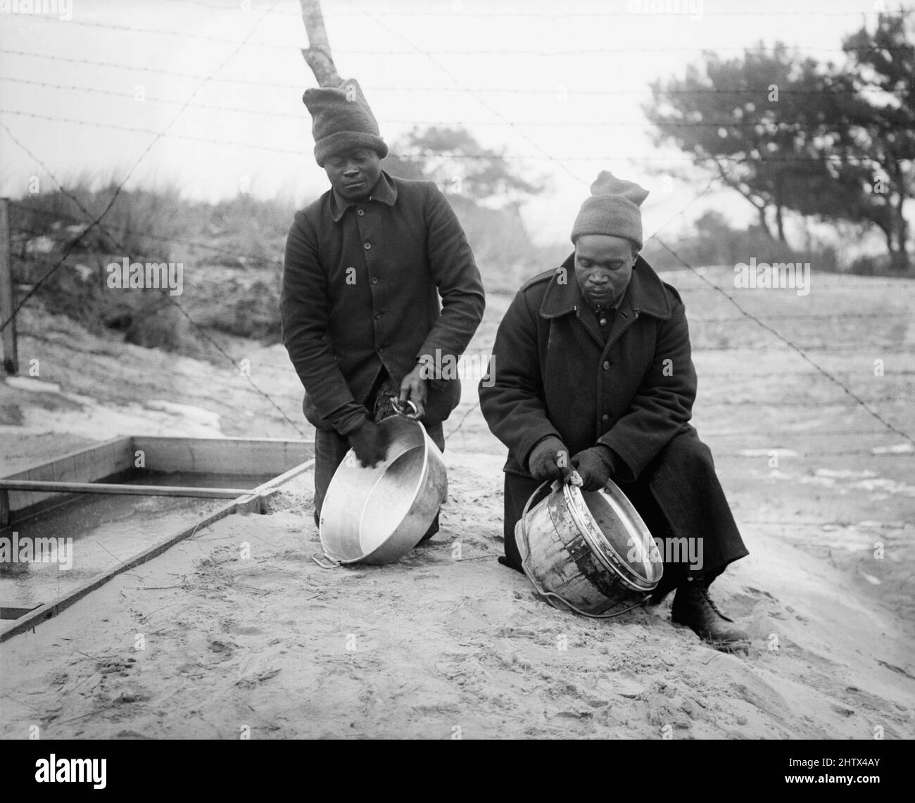 Zwei schwarze Köche putzen im südafrikanischen Native Labor Camp in Dannes, Februar 1917. Stockfoto