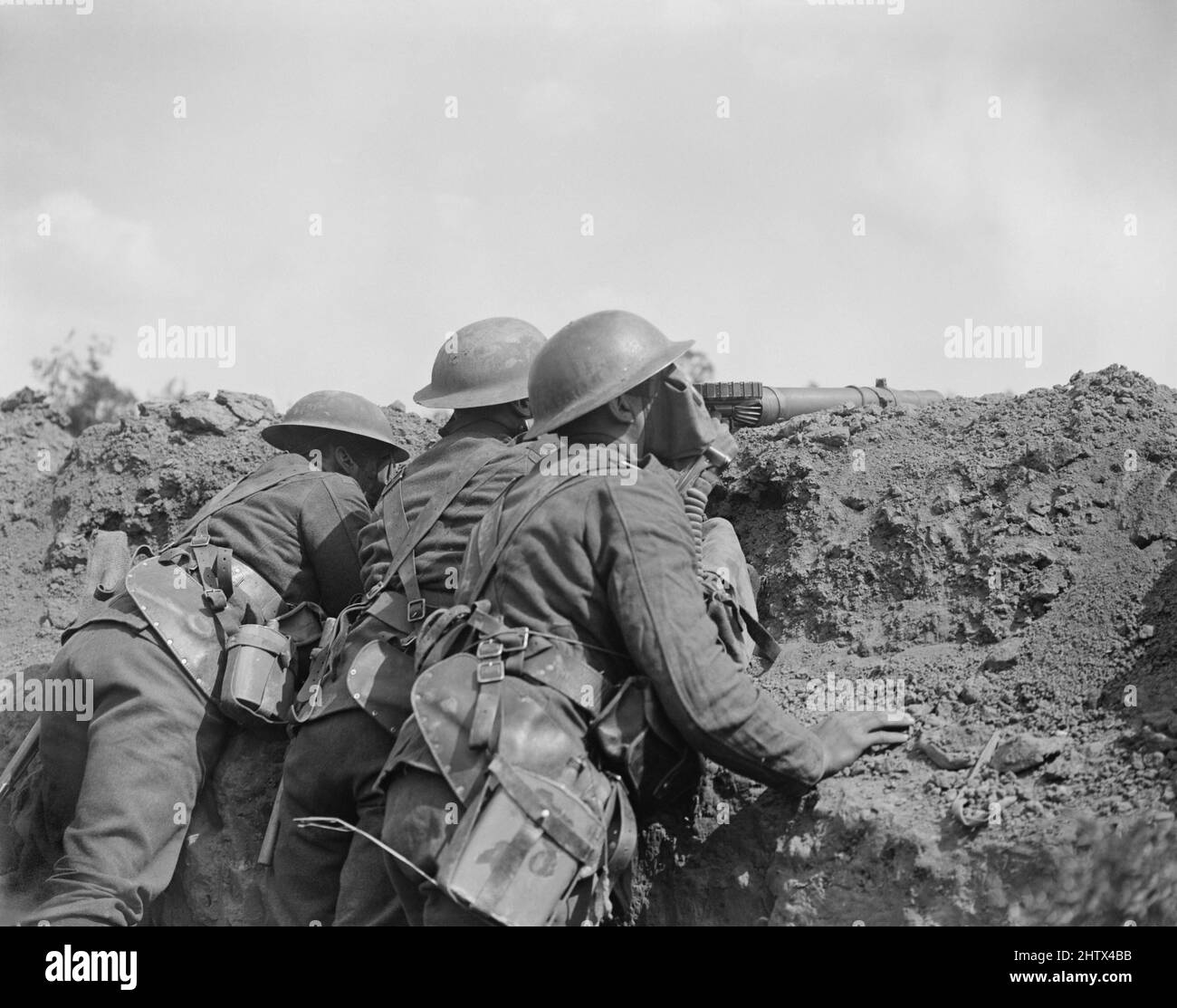 Lewis-Schützen des Bataillons von 12., Royal Scots, tragen bei einem Gasangriff auf einen Frontgrabengraben, Meteren, 25. Juni 1918, eine Atemschutzmaske. Stockfoto