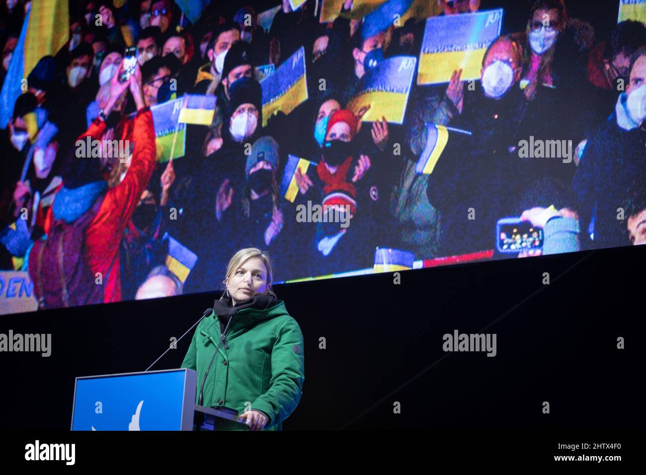 Am 2.. März versammelten sich 2022 45.000 Menschen am Königsplatz in München, um gegen die russische Invasion in der Ukraine zu protestieren und ihre Solidarität mit dem ukrainischen Volk zu zeigen. Die Kundgebung wurde von der SPD organisiert und alle demokratischen Parteien schlossen sich ihr an. Die Vorsitzende der Grünen im Bayerischen Landtag Katharina Schulze spricht. (Foto von Alexander Pohl/Sipa USA) Stockfoto