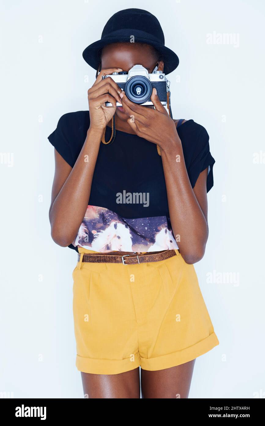 Spaß mit Vintage-Kameras. Eine junge Frau, die ein Foto von Ihnen gemacht hat. Stockfoto Spaß mit Vintage-Kameras. Eine junge Frau, die ein Foto von Ihnen gemacht hat. Stockfoto