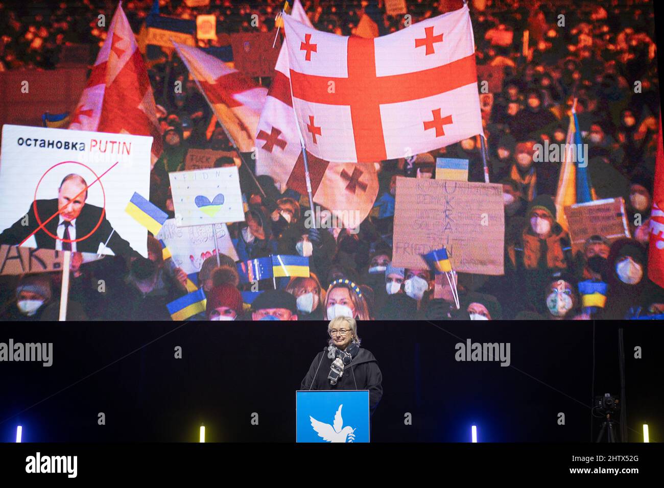 Am 2.. März versammelten sich 2022 45.000 Menschen am Königsplatz in München, um gegen die russische Invasion in der Ukraine zu protestieren und ihre Solidarität mit dem ukrainischen Volk zu zeigen. Die Kundgebung wurde von der SPD organisiert und alle demokratischen Parteien schlossen sich ihr an. Die Landesvorsitzende der AWO Bayern Nicole Schley spricht (Foto: Alexander Pohl/Sipa USA) Stockfoto