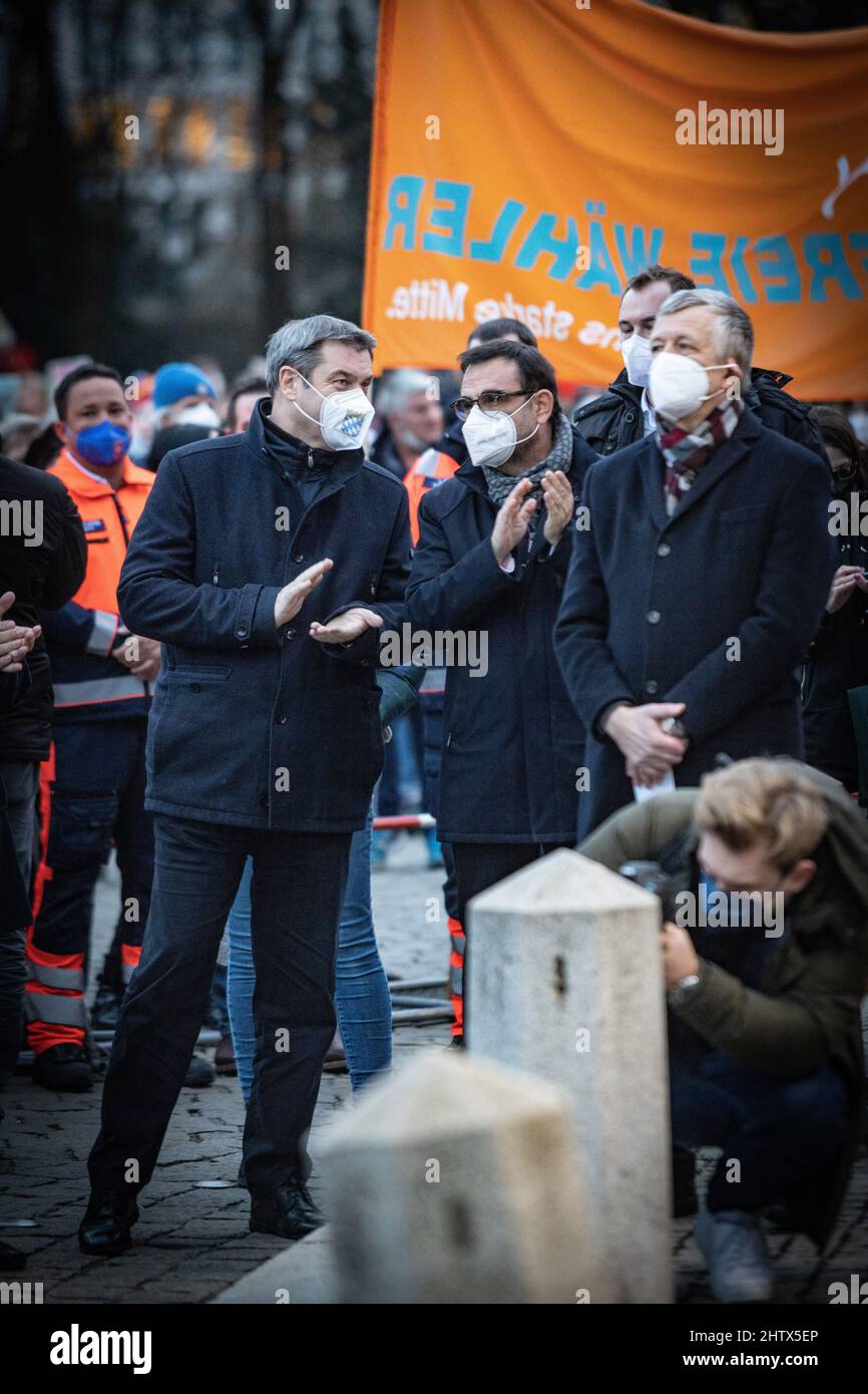 München, Deutschland. 02. März 2022. Am 2.. März versammelten sich 2022 45.000 Menschen am Königsplatz in München, um gegen die russische Invasion in der Ukraine zu protestieren und ihre Solidarität mit dem ukrainischen Volk zu zeigen. Die Kundgebung wurde von der SPD organisiert und alle demokratischen Parteien schlossen sich ihr an. Der bayerische Ministerpräsident und CSU-Chef im Gespräch mit Kollegen. (Foto: Alexander Pohl/Sipa USA) Quelle: SIPA USA/Alamy Live News Stockfoto