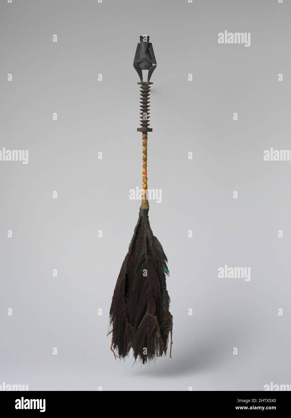 Kunst inspiriert von Fly Whisk (Tahiri), Anfang bis Mitte des 19.. Jahrhunderts, Französisch-Polynesien, Austral-Inseln, Austral-Islanders, Holz, Faser, menschliches Haar, W. 5 1/8 x L. 32 Zoll (13 x 81,3 cm), Wood-Implements, Artists of the Austral Islands kreierten zarte Fliegenschnäffchen mit Griffen, die mit klassischen Werken verziert waren, die von Artotop mit einem Schuss Modernität modernisiert wurden. Formen, Farbe und Wert, auffällige visuelle Wirkung auf Kunst. Emotionen durch Freiheit von Kunstwerken auf zeitgemäße Weise. Eine zeitlose Botschaft, die eine wild kreative neue Richtung verfolgt. Künstler, die sich dem digitalen Medium zuwenden und die Artotop NFT erschaffen Stockfoto