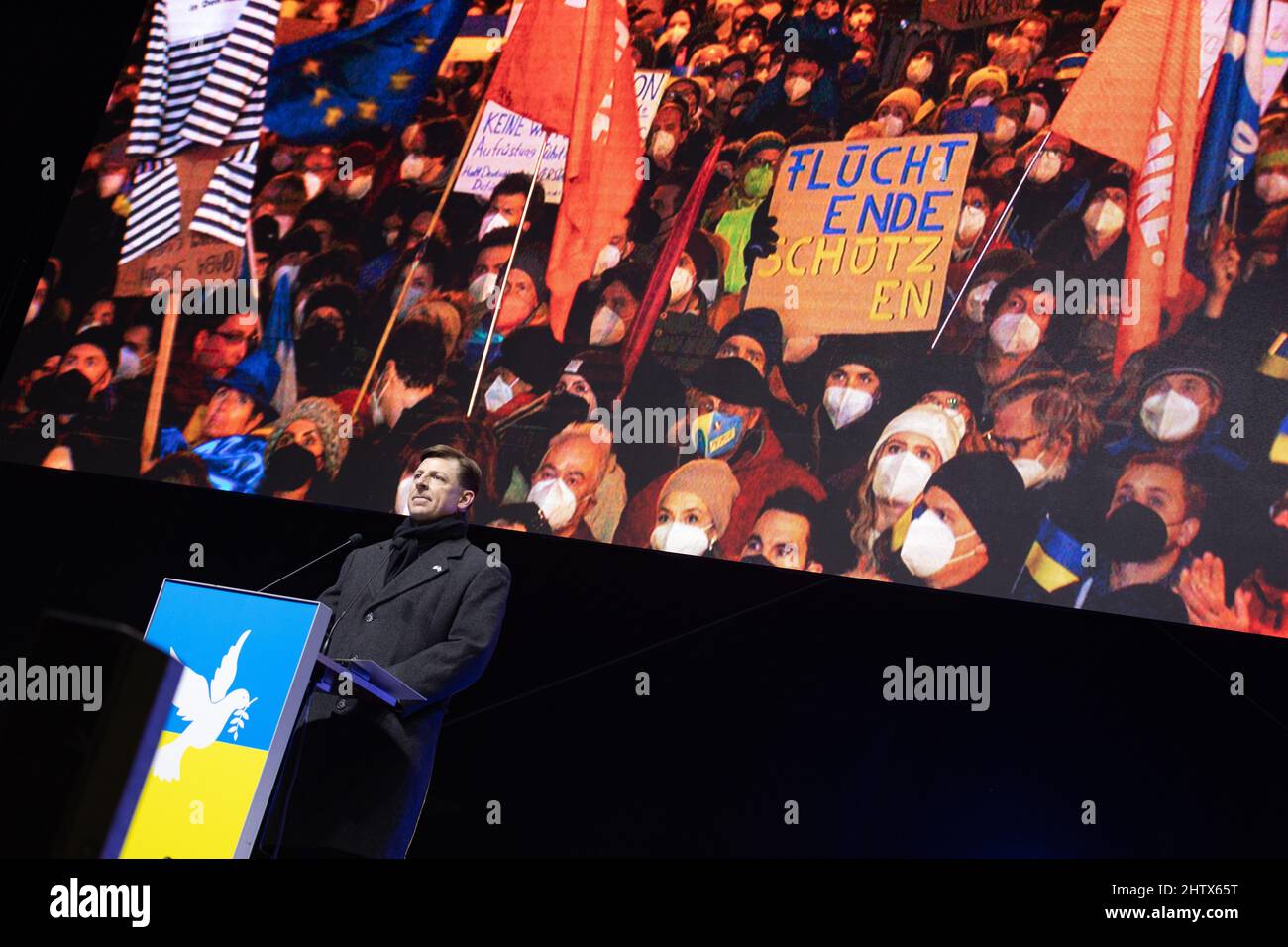 München, Deutschland. 02. März 2022. Am 2.. März versammelten sich 2022 45.000 Menschen am Königsplatz in München, um gegen die russische Invasion in der Ukraine zu protestieren und ihre Solidarität mit dem ukrainischen Volk zu zeigen. Die Kundgebung wurde von der SPD organisiert und alle demokratischen Parteien schlossen sich ihr an. Der Generalkonsul der Vereinigten Staaten von Amerika Timothy Liston spricht. (Foto: Alexander Pohl/Sipa USA) Quelle: SIPA USA/Alamy Live News Stockfoto