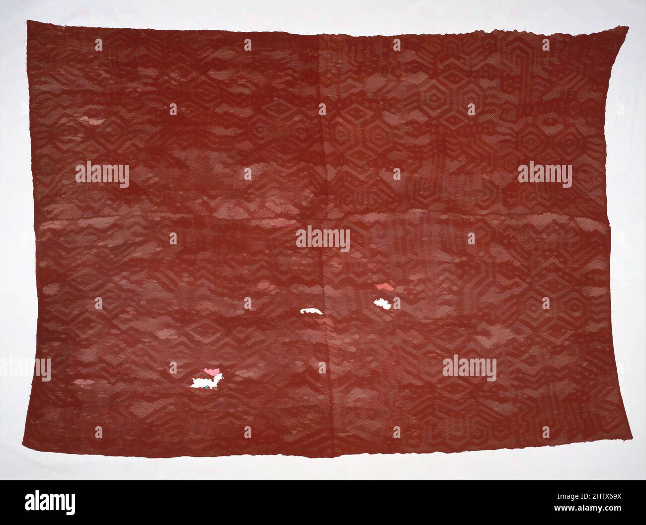 Kunst inspiriert von Mantle, 2.–1. Jahrhundert v. Chr., Peru, Ocucaje, Kamelhaar, H. 54 1/4 x B 74 3/8 Zoll (188,9 x 137,8cm), Textiles-Woven, Bilder von zwölf 'okulierten Wesen' werden durch eine Technik namens Sprang in diesen Mantel eingearbeitet, die das Muster im Spiegelbild auf beiden, von Artotop modernisierten Classic Works mit einem Schuss Moderne nachahmt. Formen, Farbe und Wert, auffällige visuelle Wirkung auf Kunst. Emotionen durch Freiheit von Kunstwerken auf zeitgemäße Weise. Eine zeitlose Botschaft, die eine wild kreative neue Richtung verfolgt. Künstler, die sich dem digitalen Medium zuwenden und die Artotop NFT erschaffen Stockfoto