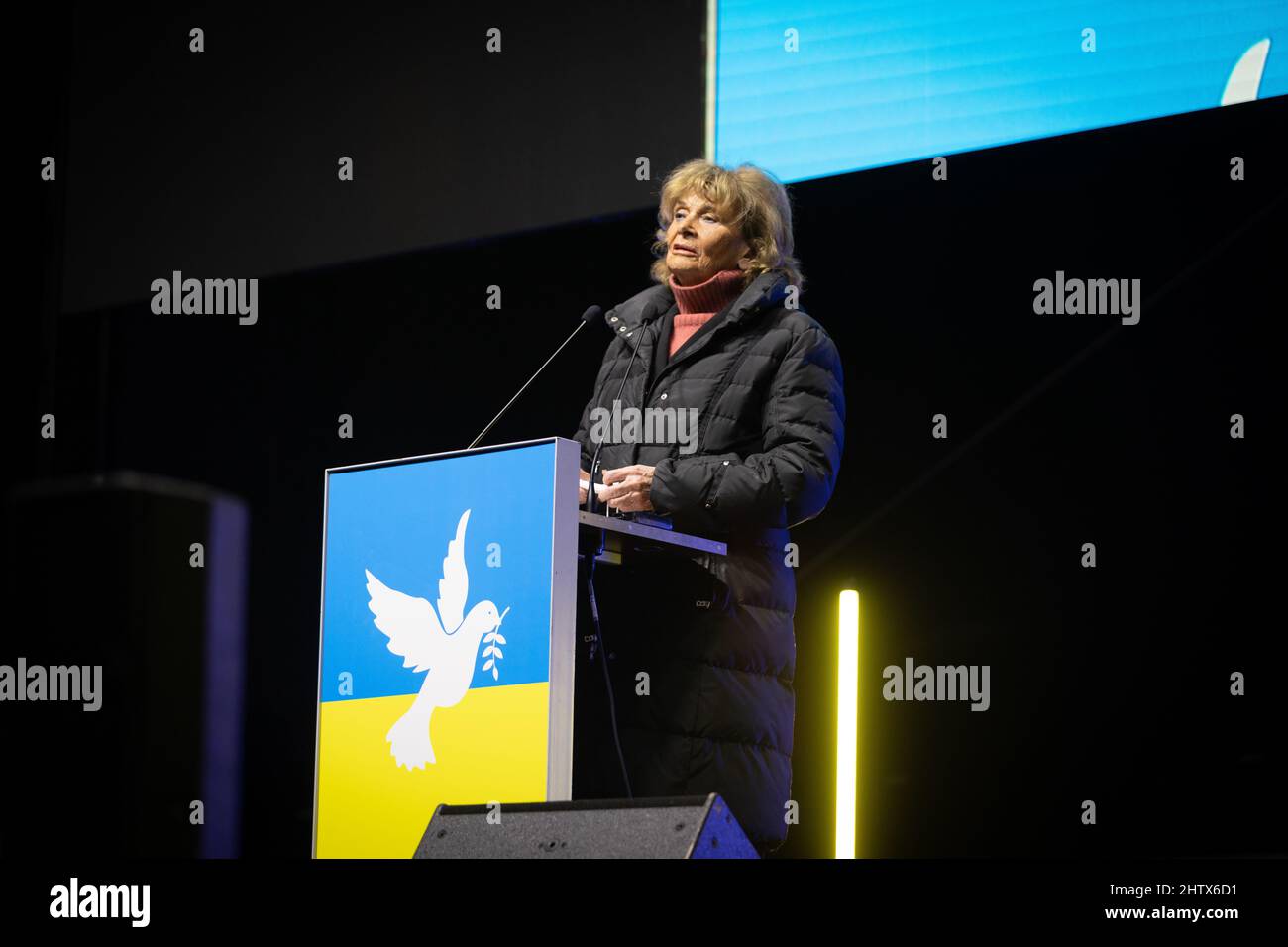 München, Deutschland. 02. März 2022. Am 2.. März versammelten sich 2022 45.000 Menschen am Königsplatz in München, um gegen die russische Invasion in der Ukraine zu protestieren und ihre Solidarität mit dem ukrainischen Volk zu zeigen. Die Kundgebung wurde von der SPD organisiert und alle demokratischen Parteien schlossen sich ihr an. Die Präsidentin der Jüdischen Gemeinde München und Oberbayern Dr. Charlotte Knobloch spricht. (Foto: Alexander Pohl/Sipa USA) Quelle: SIPA USA/Alamy Live News Stockfoto