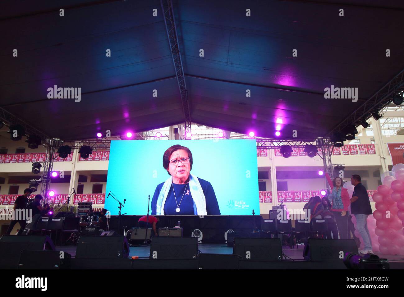 Ein Video der inhaftierten Senatorin Leila de Lima wurde während der Kundgebung der Leni Robredo-Kampagne in Cebu City auf den Philippinen präsentiert Stockfoto