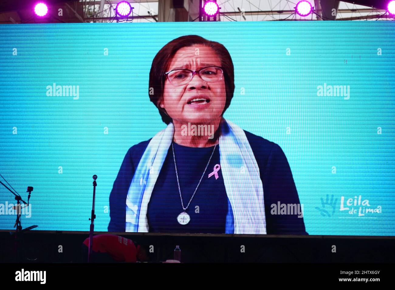 Ein Video der inhaftierten Senatorin Leila de Lima wurde während der Kundgebung der Leni Robredo-Kampagne in Cebu City auf den Philippinen präsentiert Stockfoto