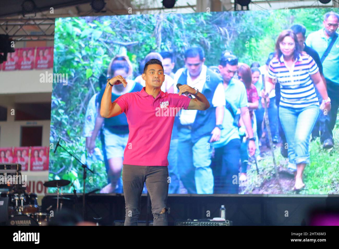 Der philippinische Künstler gab Valenciano tritt während der Kundgebung der Leni Robredo-Kampagne in Cebu City auf den Philippinen auf Stockfoto