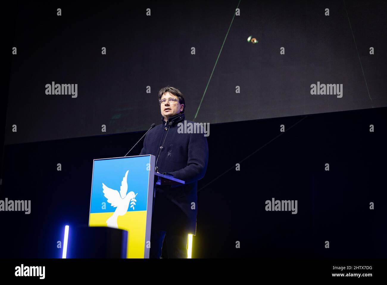 München, Deutschland. 02. März 2022. Am 2.. März versammelten sich 2022 45.000 Menschen am Königsplatz in München, um gegen die russische Invasion in der Ukraine zu protestieren und ihre Solidarität mit dem ukrainischen Volk zu zeigen. Die Kundgebung wurde von der SPD organisiert und alle demokratischen Parteien schlossen sich ihr an. Der Vorsitzende der BayernSPD Florian von Brunn spricht. (Foto: Alexander Pohl/Sipa USA) Quelle: SIPA USA/Alamy Live News Stockfoto