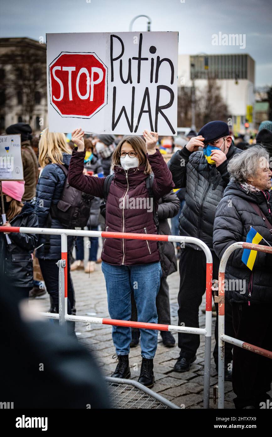 München, Deutschland. 02. März 2022. Am 2.. März versammelten sich 2022 45.000 Menschen am Königsplatz in München, um gegen die russische Invasion in der Ukraine zu protestieren und ihre Solidarität mit dem ukrainischen Volk zu zeigen. Die Kundgebung wurde von der SPD organisiert und alle demokratischen Parteien schlossen sich ihr an. Plakate: Stop Putin war (Foto: Alexander Pohl/Sipa USA) Quelle: SIPA USA/Alamy Live News Stockfoto