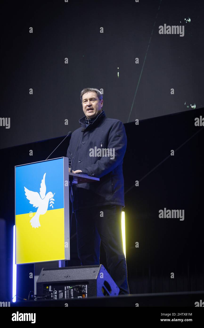 München, Deutschland. 02. März 2022. Am 2.. März versammelten sich 2022 45.000 Menschen am Königsplatz in München, um gegen die russische Invasion in der Ukraine zu protestieren und ihre Solidarität mit dem ukrainischen Volk zu zeigen. Die Kundgebung wurde von der SPD organisiert und alle demokratischen Parteien schlossen sich ihr an. Der bayerische Ministerpräsident und Leiter der CSU spricht. (Foto: Alexander Pohl/Sipa USA) Quelle: SIPA USA/Alamy Live News Stockfoto