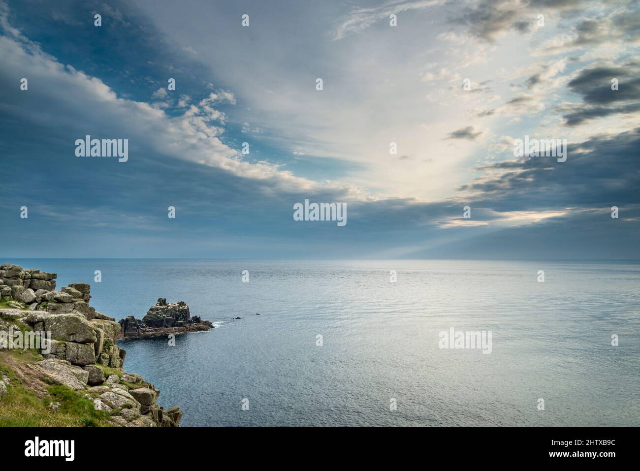 Am westlichsten Punkt des britischen Festlandes, einem ruhigen und friedlichen Atlantischen Ozean, hohem Druck, Wolken der Sommersaison, einer wunderschönen ruhigen Szene, die w Stockfoto