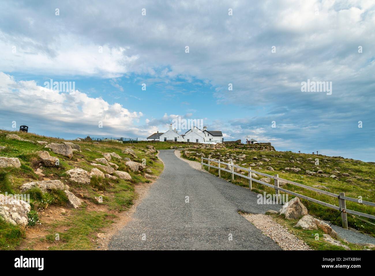Im Sommer bei Sonnenuntergang, flauschige Wolken und Felsen gestreut Felder. Coastal Clifftop Trail, für Fußgänger, was zu vielen anderen Pfaden, Küstenwanderungen, popu Stockfoto