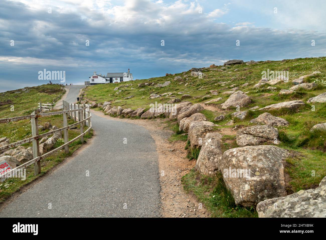 Im Sommer bei Sonnenuntergang, flauschige Wolken und Felsen gestreut Felder. Coastal Clifftop Trail, für Fußgänger, was zu vielen anderen Pfaden, Küstenwanderungen, popu Stockfoto