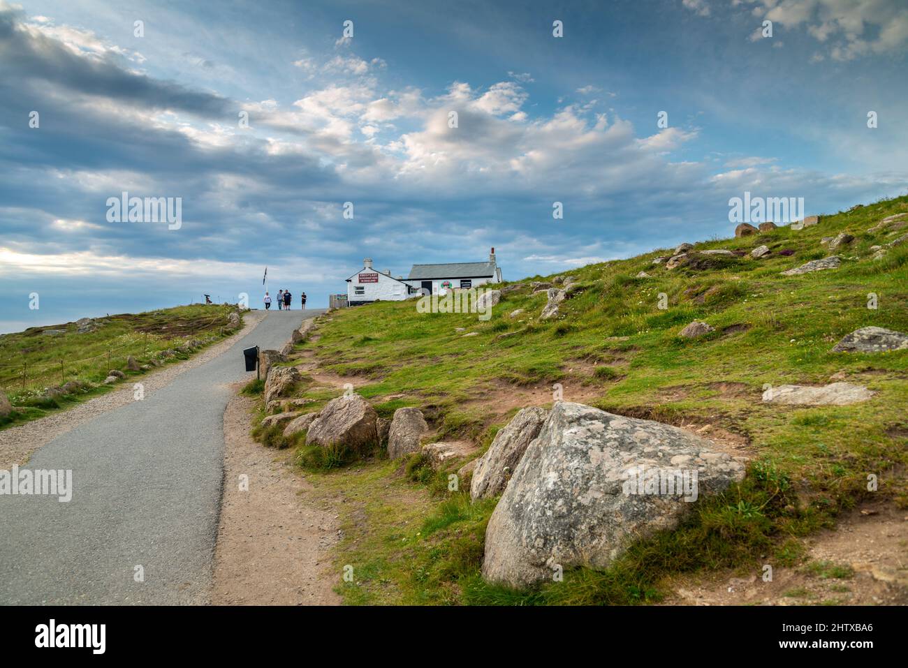 Im Sommer bei Sonnenuntergang, flauschige Wolken und Felsen gestreut Felder. Coastal Clifftop Trail, für Fußgänger, was zu vielen anderen Pfaden, Küstenwanderungen, popu Stockfoto