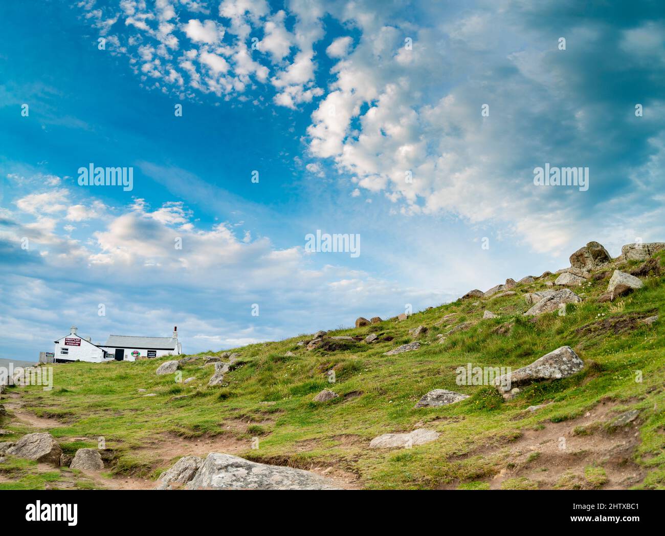 Gelegen an der westlichsten Spitze des Südwestens von England, dem Atlantischen Ozean unterhalb der ciffs, im Sommer, in der Nähe des Sonnenuntergangs, eine Haupttouristenattraktion, Stockfoto