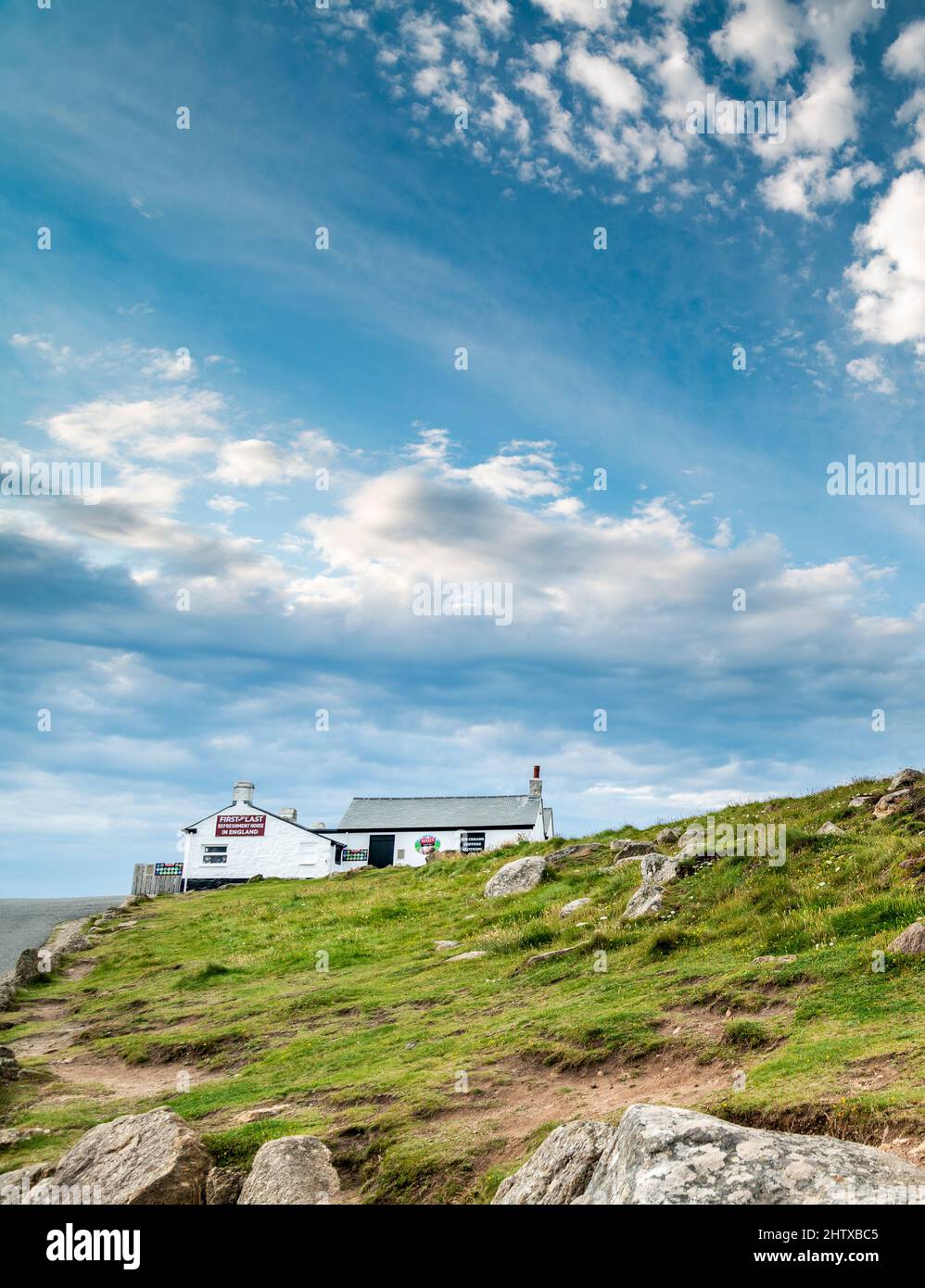 Gelegen an der westlichsten Spitze des Südwestens von England, dem Atlantischen Ozean unterhalb der ciffs, im Sommer, in der Nähe des Sonnenuntergangs, eine Haupttouristenattraktion, Stockfoto