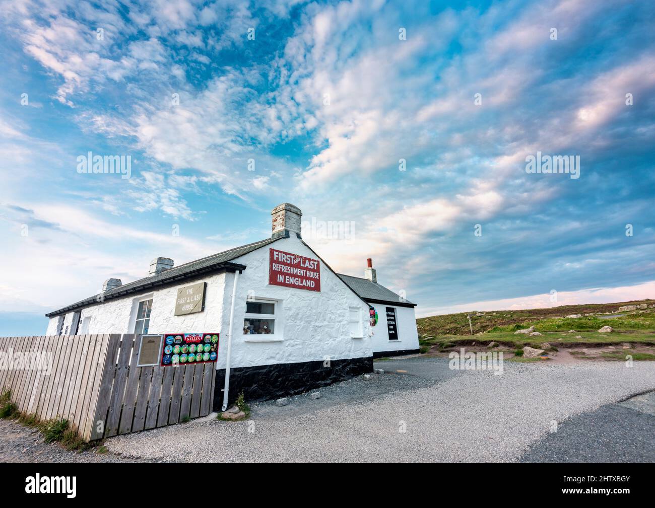 Land's End,Cornwalll,Südwestengland,Vereinigtes Königreich-Juli 23 2021:hoch oben auf der westlichsten Spitze von England,neben dem Atlantischen Ozean bei Sonnenuntergang,dieses CO Stockfoto