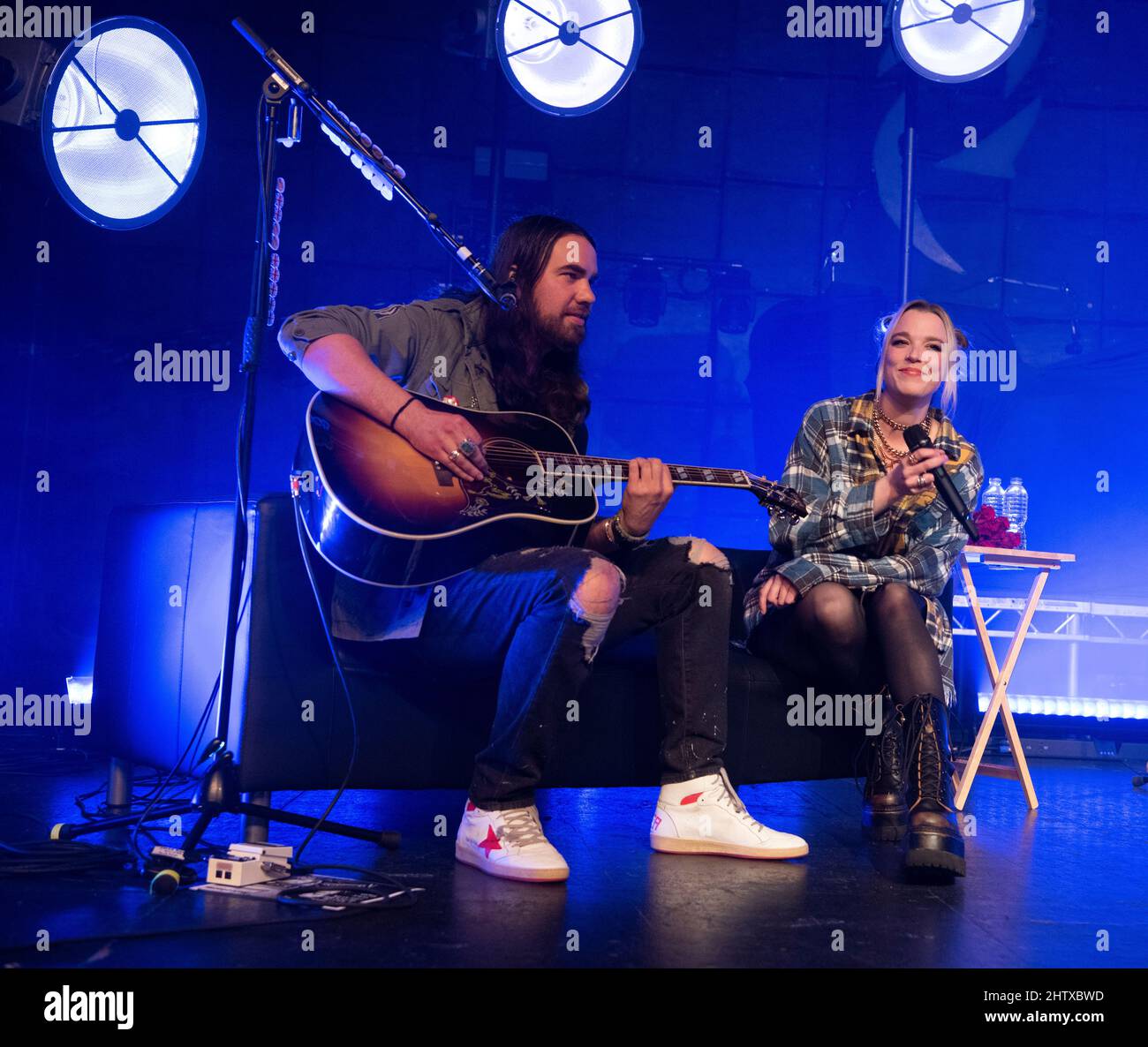 Halestorm (Lzzy Hale und Joe Pottinger) - akustisches Set während eines Abends mit Halestorm, Birmingham O2 Academy, 2.. März 2022 Stockfoto