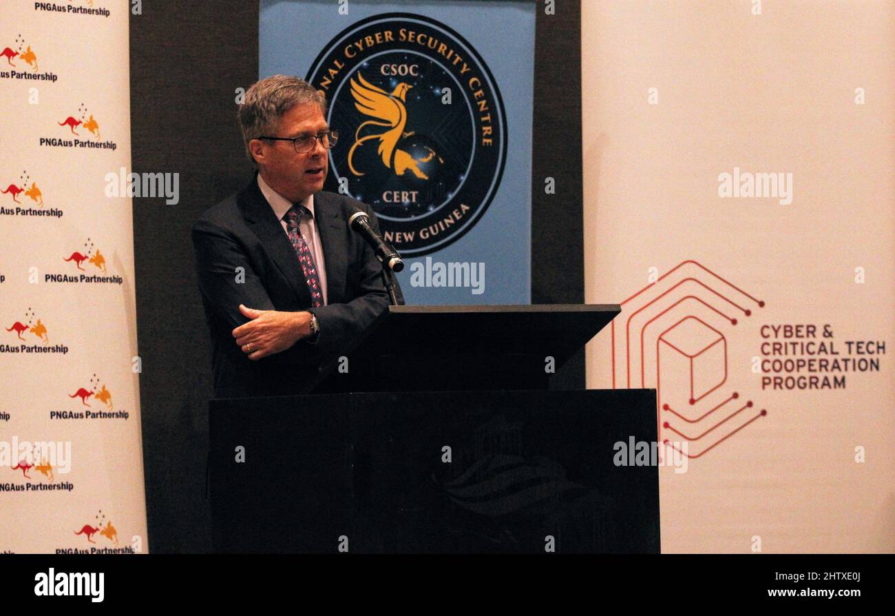 Der australische Hochkommissar von PNG, Jon Philp, hielt eine Rede während der Zertifizierungsübergabe an die Teilnehmer eines Kurses für Cyber-Sicherheit. Stockfoto