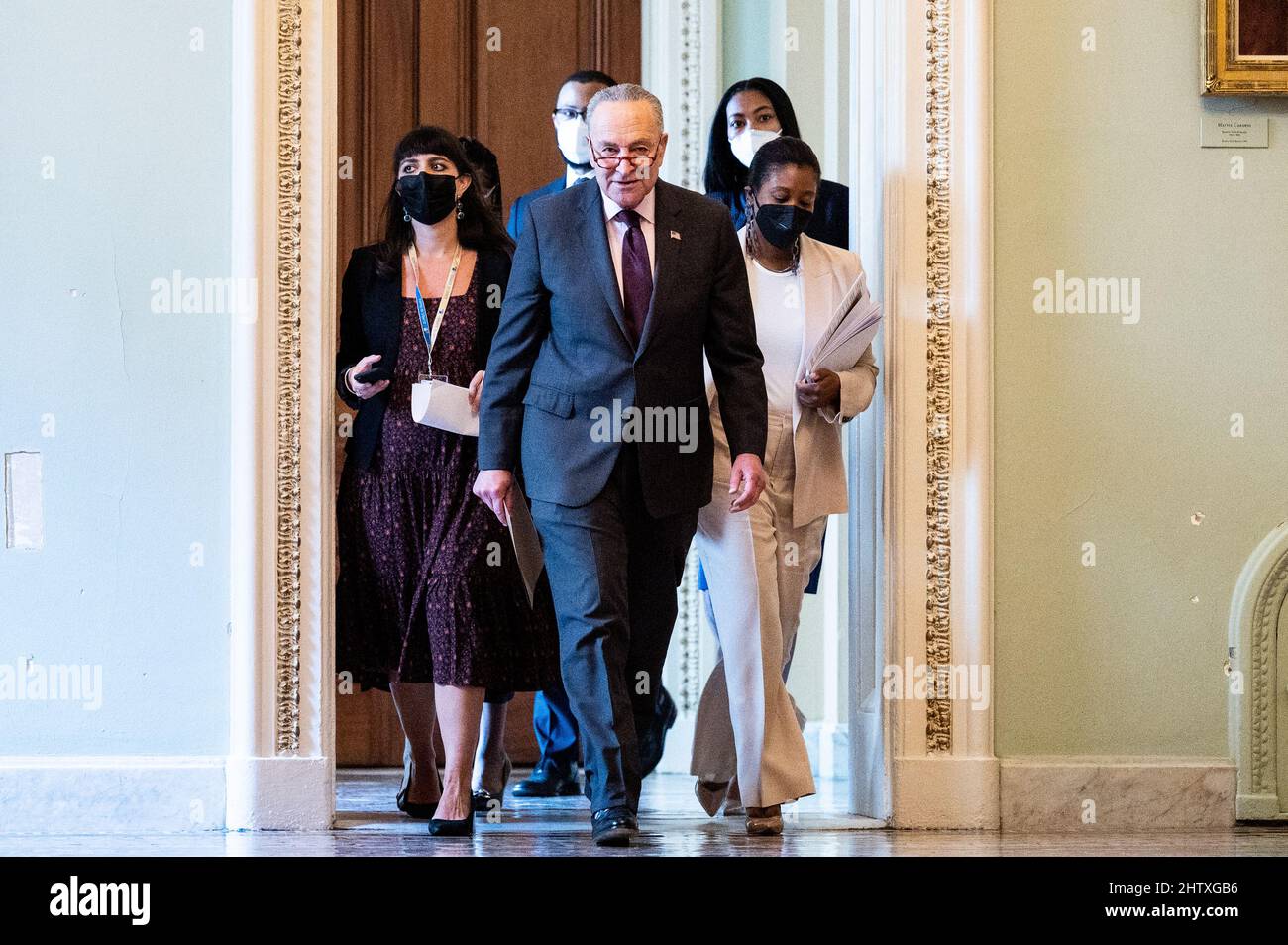 Washington, Usa. 02. März 2022. Der Mehrheitsführer des Senats, Chuck Schumer (D-NY), kommt zu einem Treffen mit dem für den Obersten Gerichtshof nominierten Richter Ketanji Brown Jackson. Kredit: SOPA Images Limited/Alamy Live Nachrichten Stockfoto