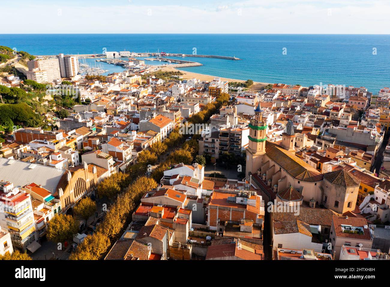 Drohnenansicht der Küstenstadt Arenys de Mar mit Kirche, Spanien Stockfoto