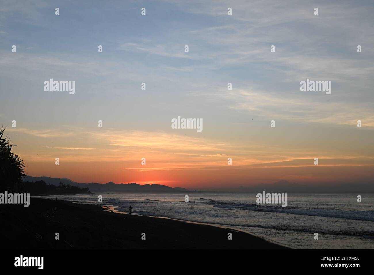 Sonnenaufgang über dem Meer. Insel Strand in der Morgendämmerung. Farbenfroher dramatischer Himmel über dem Strand. Stockfoto