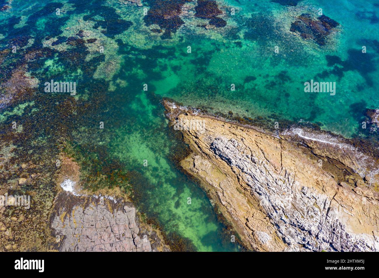 Luftaufnahmen des felsigen Küstenriffs, das in Australien zum Schwimmen beliebt ist Stockfoto