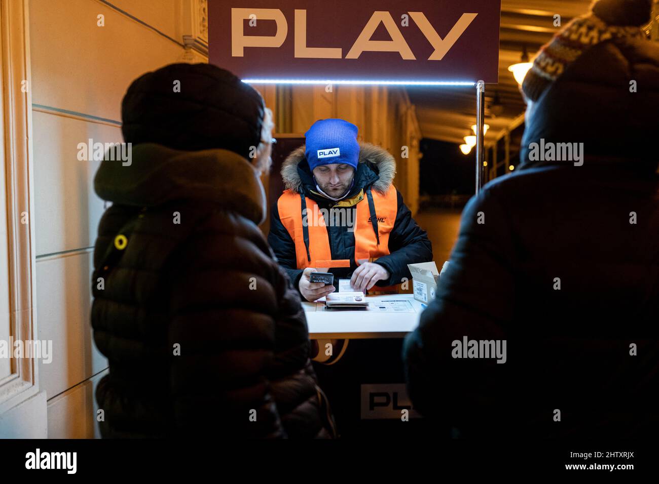 Ein Mann hilft Flüchtlingen aus der Ukraine, am 3. März 2022 am Bahnhof der Stadt Przemysl im südwestpolnischen Przemysl kostenlose sim-Karten zu erhalten, um die Kommunikation zu erleichtern. Foto von Daniel Derajinski/ABACAPRESS.COM Stockfoto