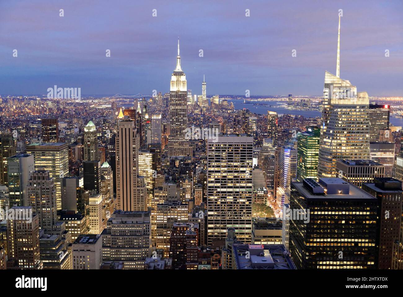 Blick auf Midtown und Downtown Manhattan und Empire State Building von der Spitze des Felsens Observation Center bei Sonnenuntergang, das Rockefeller Center, die Manhattan Stockfoto