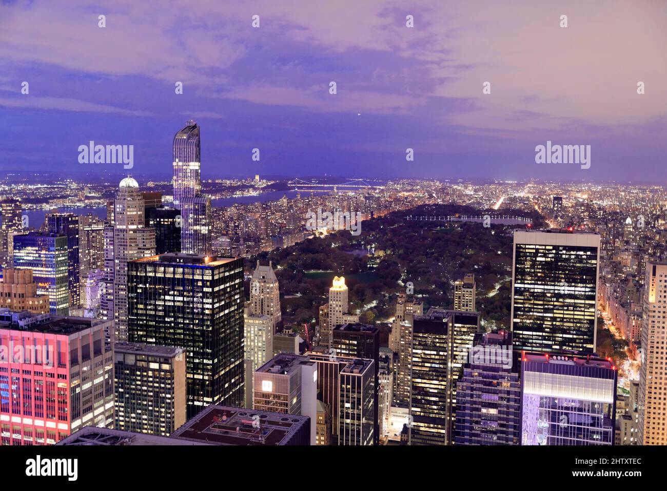 Blick auf Midtown und Downtown Manhattan vom Top of the Rock Observation Center bei Sonnenuntergang, Rockefeller Center, Manhattan, New York City, New York Stockfoto