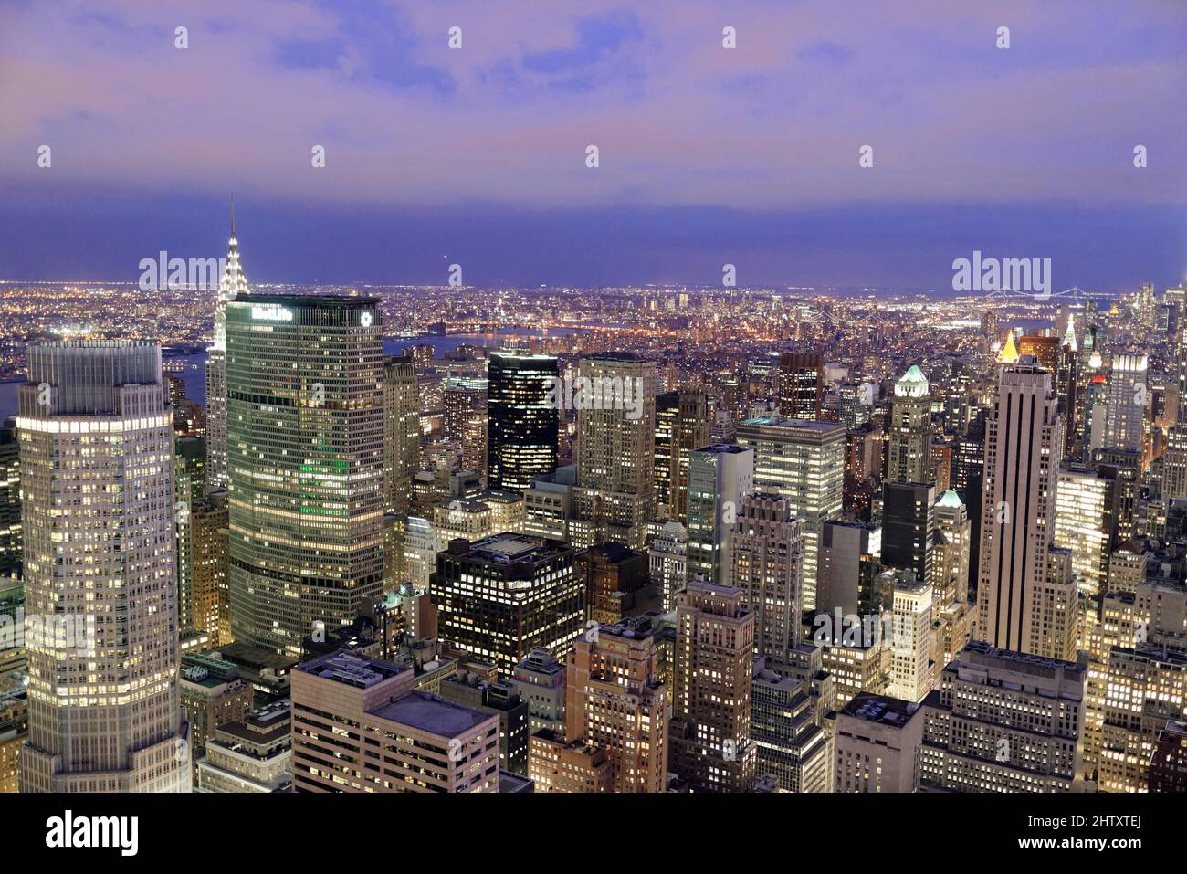 Blick auf Midtown und Downtown Manhattan und Empire State Building von der Spitze des Felsens Observation Center bei Sonnenuntergang, das Rockefeller Center, die Manhattan Stockfoto