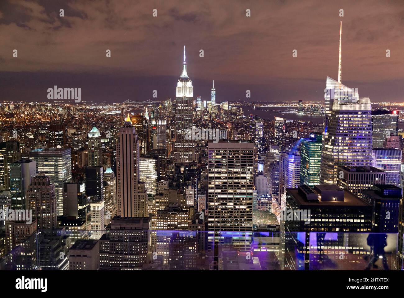 Blick auf Midtown und Downtown Manhattan und Empire State Building von der Spitze des Felsens Observation Center bei Sonnenuntergang, das Rockefeller Center, die Manhattan Stockfoto