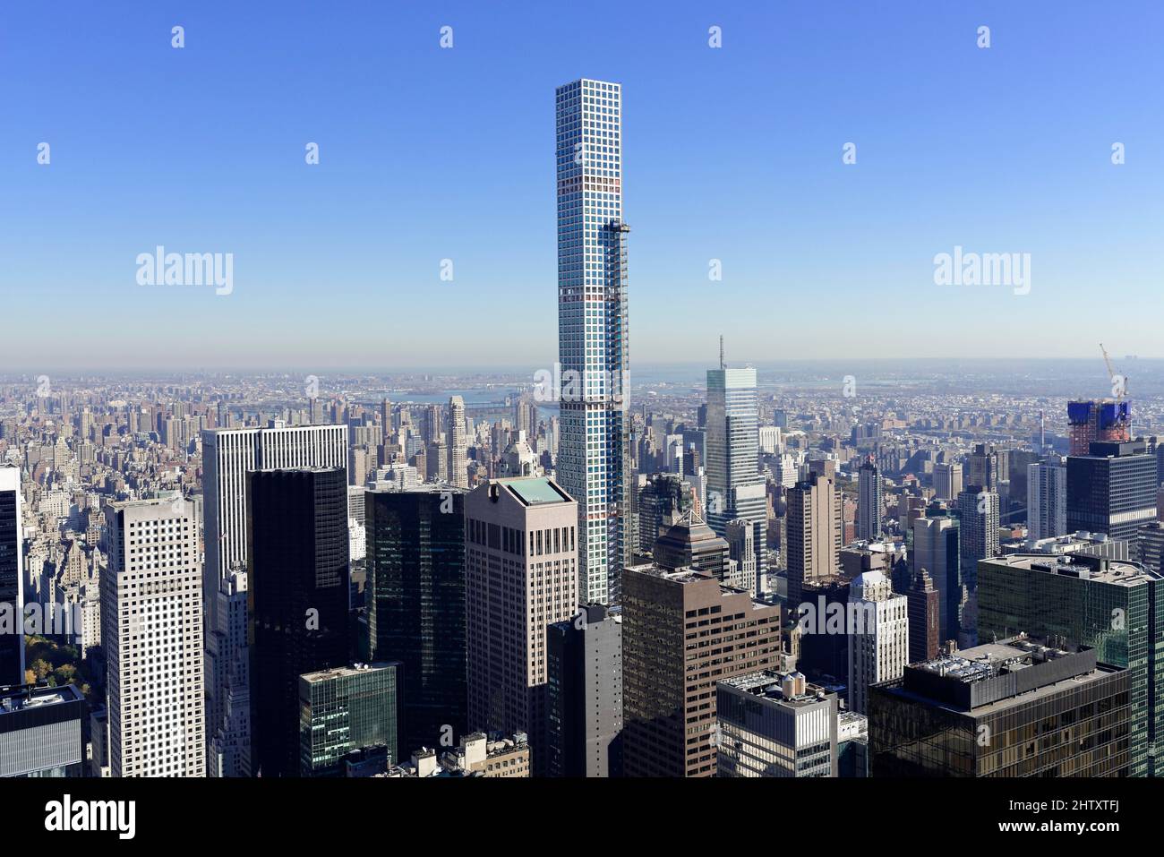 Blick auf die Innenstadt von Manhattan und das Empire State Building vom Rockefeller Center, Manhattan, New York City, New York Stockfoto