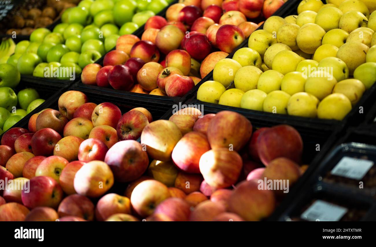 Frischer Bio-Apfel im Regal im Supermarkt, Bauernmarkt. Frisches Obst im Supermarkt im Regal. Theken mit frischem Apfel Stockfoto