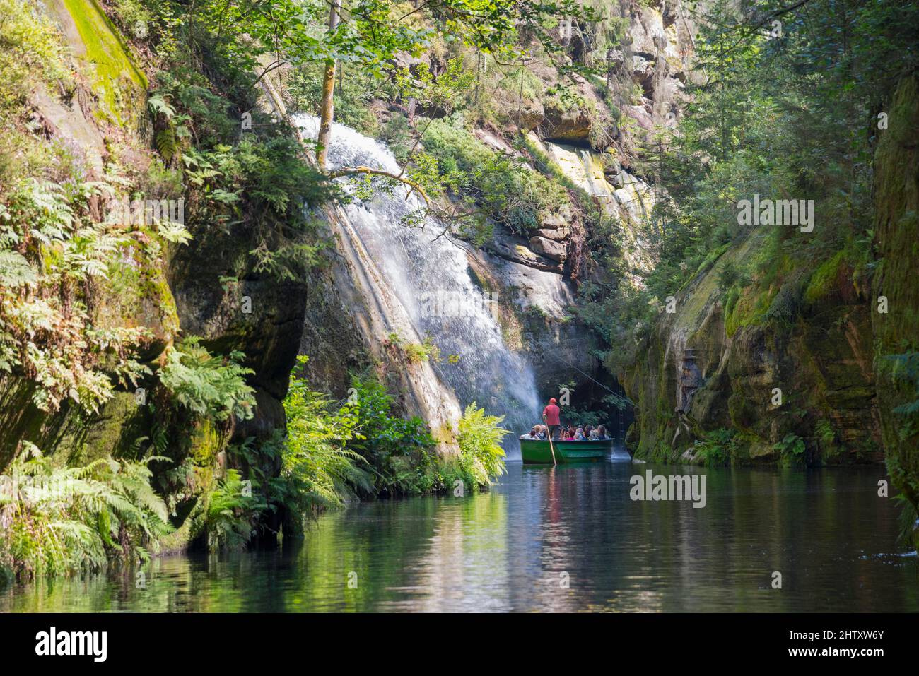 Boot am Wasserfall in der Edmundsklamm, Kamnitz, Hrensko, Herrnskretschen, Okres Decin, Ustecky kraj, Böhmische Schweiz Stockfoto