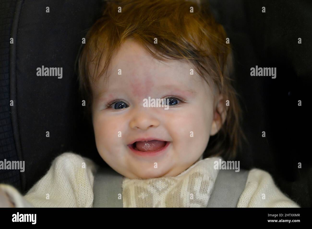 Mädchen, 5 Monate, Porträt, lacht, Stuttgart, Baden-Württemberg, Deutschland Stockfoto