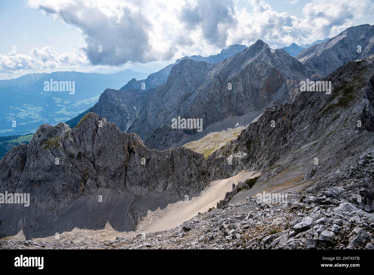 Berglandschaft, Blick über das Karwendelgebirge von der Lamsenspitze, Tirol, Österreich Stockfoto