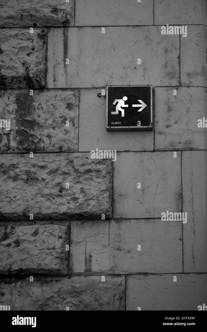Rettungsschild, Notausgang, Schild an einer Wand Stockfoto