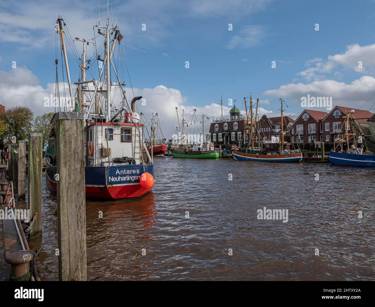 Hafen mit Krabbenschneider bei Sonnenschein, Neuharlingersiel, Essens, Wittmund, Niedersachsen, Deutschland Stockfoto