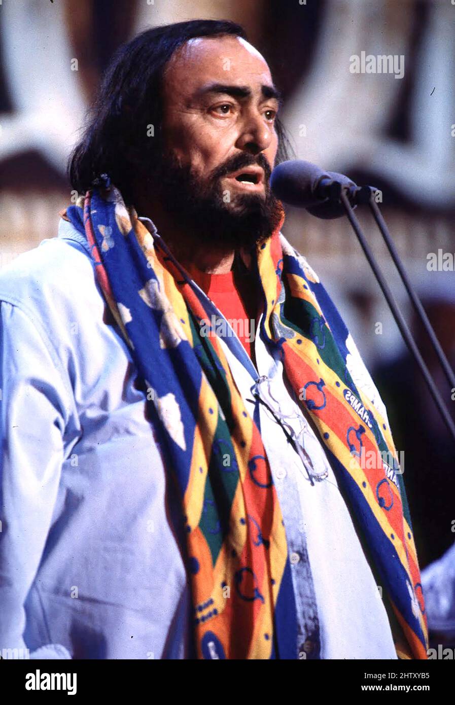 Promi sänger musik luciano pavarotti Fotos und Bildmaterial in hoher