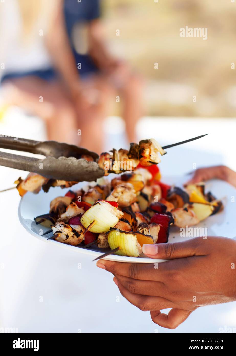 Leckere Sommerleckereien. Nahaufnahme eines Tellers mit Hähnchenkebabs direkt vom Grill. Stockfoto