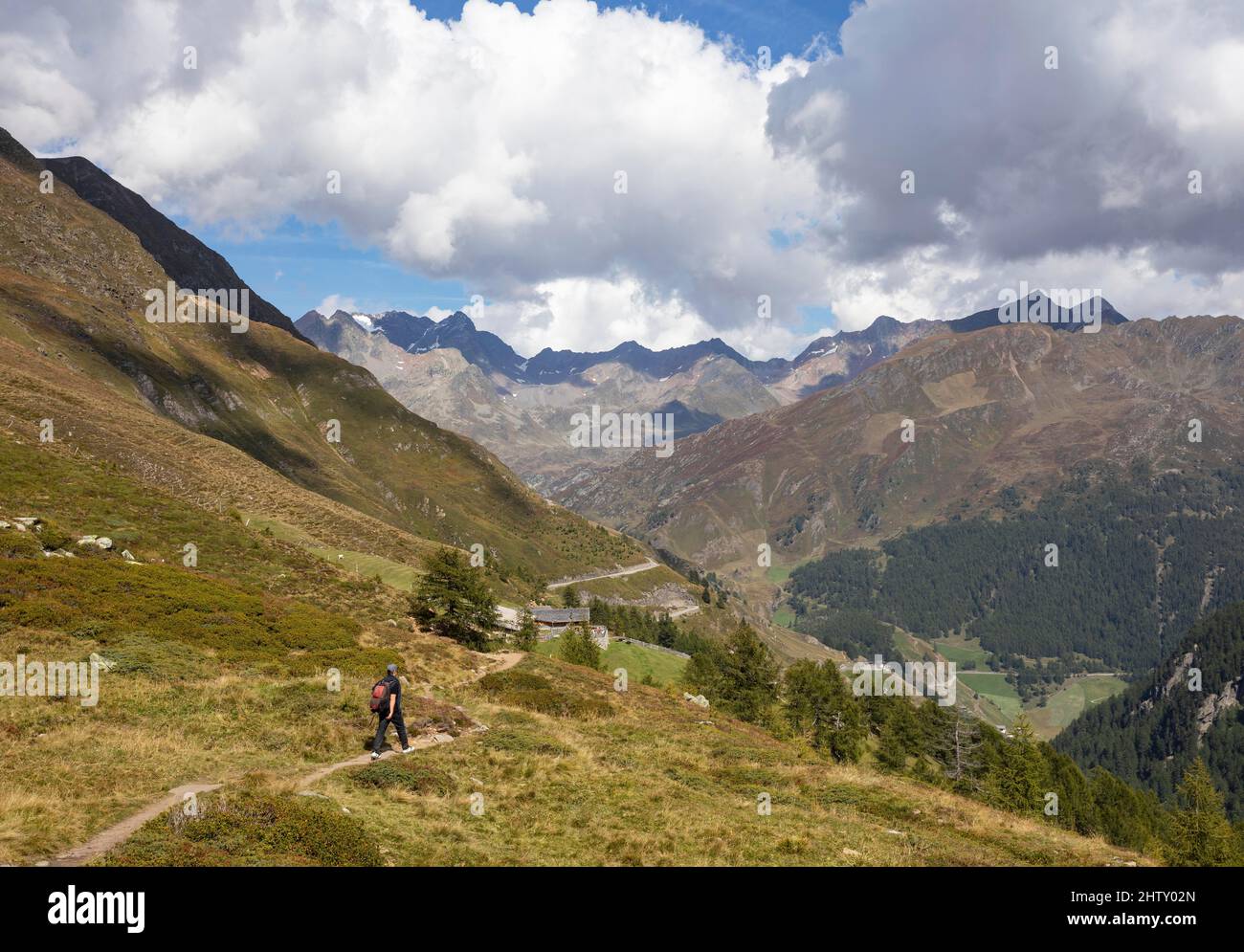 Wanderer auf dem Weg zur Oberglanegg Alm nahe der Timmelsjochstraße, Naturpark Texelgruppe, Passeiertal, Ötztaler Alpen, Südtirol, Italien Stockfoto