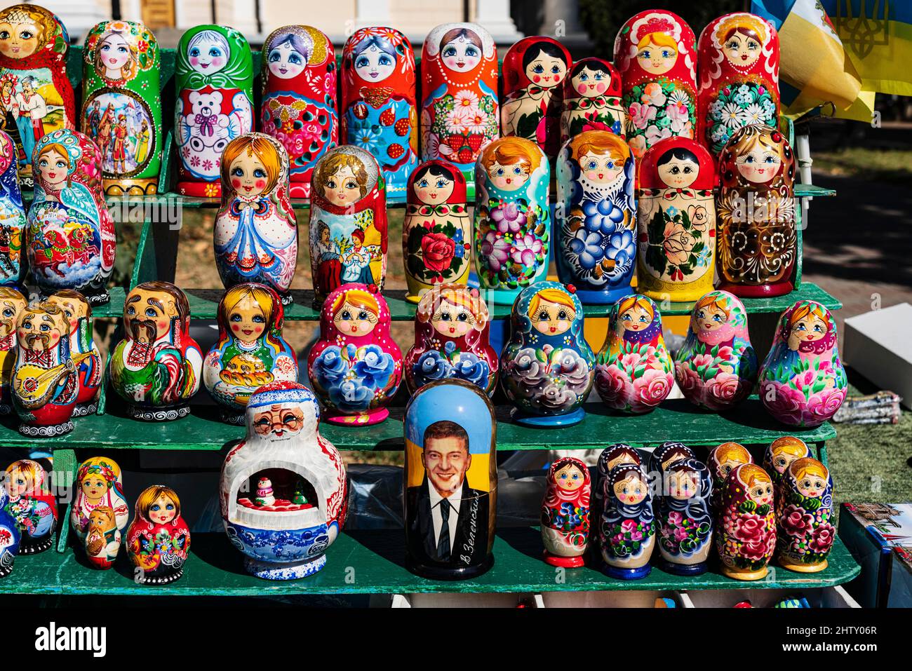 Traditionelle russische Holzpuppen, matryoschkas, Bild des amtierenden Präsidenten Wolodymyr Selenskyj, Odessa, Ukraine Stockfoto